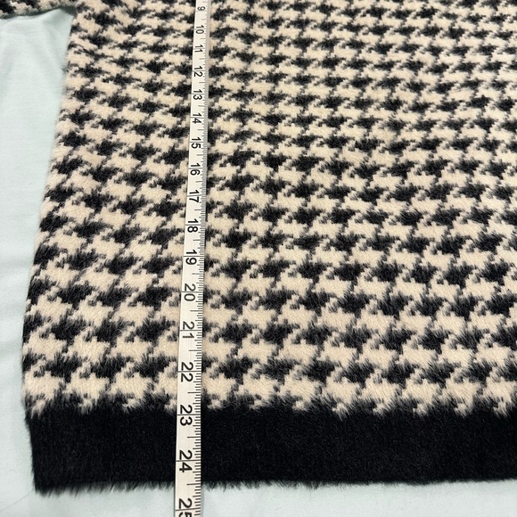 NWOT Women’s Cyrus Black & White Shaggy Fuzzy Houndstooth Crew Neck Sweater. Lg - Picture 4 of 10